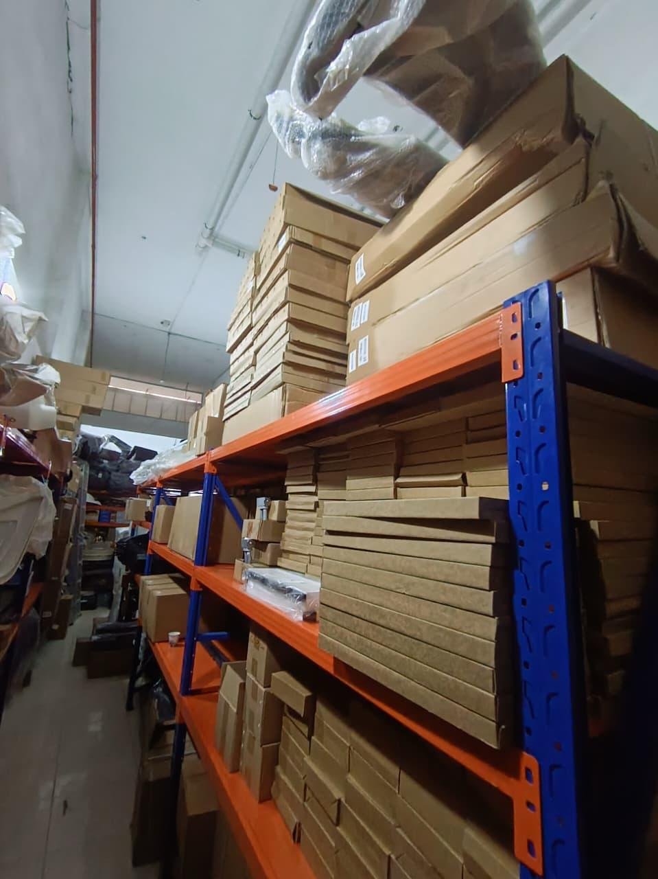 أقفال ومفصلات الكابينة